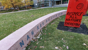 nah-kev-ho-eyea-zim - Sculpture by Edgar Heap of Birds